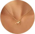 Goldfarbene kleine Pferd Anhänger Halskette für Damen, filigrane Kette Halsschmuck. - Rennendes Pferd Stil / Gold