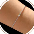 Bracelet chaîne de couleur argentée avec une pierre rectangulaire, élégant et fin. - Mars - couleur acier