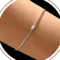 Delikat bracelet de naissance argenté avec cristal baguette, beau bijou chic quotidien. - Avril - couleur acier