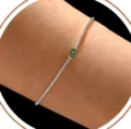 Bracelet fin argenté avec pierre de naissance cristal vert baguette élégant bijou poignet - Mai - couleur acier
