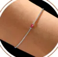 Bracelet de tennis minimaliste délicat avec une pierre précieuse rose rectangulaire sur chaîne. - Juillet - couleur acier