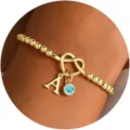 Bracciale con pietra portafortuna nodo lettera A oro, gioiello da polso con ciondolo. - Lettera A / Marzo (Pietra Natales Blu)