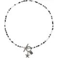 Collana girocollo con perline nere e bianche, ciondolo a stella marina e chiusura a T estiva. - Stile 17