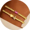 Set di Bracciali di Perle Dorate con Zircone Rosa, Cuore e Ciondolo con Lettera L Bijoux - Lettera A / Luglio