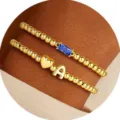 Bracciale di perle dorate con cuore e pietra blu, gioiello di moda per le donne. - Lettera A / Settembre