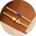 Bracciale di perline dorate con lettera A e zircone blu set di gioielli alla moda. - Lettera A / Dicembre