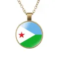 Vintage bronzen legering ketting met een ronde glazen hanger en Djibouti vlag ontwerp. - Djibouti Nationale Vlag Stijl (样式42)