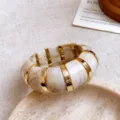 Hermoso brazalete ancho de resina vintage con divisores metalicos dorados marmol - Brazalete Elástico Jaspeado / Dorado Beige