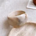 Detalle de pulsera rígida de resina beige irregular retro, joya de moda minimalista. - Brazalete Ancho Difuminado / Blanco Roto