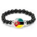 Braccialetto di perline nere variante con ciondolo rotondo bandiera. Accessorio moda. - Stile Bandiera Mozambico (Stile 3) / Nero