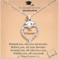 Collier de remise des diplômes avec pendentif cœur chapeau sur une carte cadeau élégante. - Style 4 livre