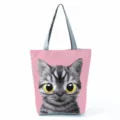 Vue en gros plan du sac cabas mignon imprimé chat, avec fond rose vif et visage de chat tabby clair. - Imprimé Chat Gris Blanc Gros Yeux Fond Rose (hl6178)
