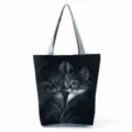 Gros plan détaillé sur le sac fourre-tout en toile avec impression de chat réaliste. - Imprimé Portrait Double Chat Noir Blanc Fond Noir (hl6183)