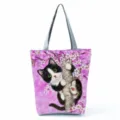 Gros plan détaillé du sac cabas en toile à imprimé chat noir et blanc avec cerisier rose. - Imprimé Chat Dessin Animé Sakura Fond Rose (hl6186)