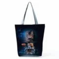 Gros plan sur l'impression créative de chat et tigre reflété sur le sac à main en tissu. - Imprimé Reflet Chat et Typhon sur l'Eau (hl6189)