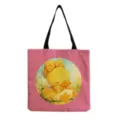Nahaufnahme des niedlichen gelben Enten-Kreisdrucks und der rosa Leinwandtextur der Tragetasche. - 40x38cm / Rosa Hintergrund Retro Ente (hmk0362)