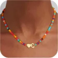 Collana girocollo con perline colorate e ciondolo con lettera C dorata per le donne - Lettera C / Lettera Perforata a Cuore / Oro