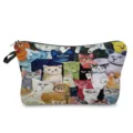 Gros plan detaille de la trousse de maquillage avec fermeture eclair et motif chats multicolores. - Style 6