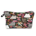 Nahaufnahme des Kosmetiktäschchens mit niedlichem Katzen-Blumen-Muster und schwarzem Reißverschluss. - Schwarze Katze Blumen Druck (hz3585)
