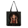 Zwarte canvas tote bag met krullend meisje print, lichte casual handtas voor dagelijks winkelen. - Zwarte Tas Body Print Stijl (hmk0786)