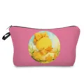 Primer plano del bonito estampado de pato amarillo en este neceser rosa con detalles muy claros. - Estilo hzk0362 (Estilo 12)