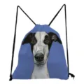 Nahaufnahme des stylischen Rucksacks mit Hunde-Kunstdruck, zeigt Kordelzug und feine Textur. - Hunde-Druck Stil (sk4504)