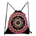 Gros plan détaillé du sac à dos cordon noir avec un motif de mandala rose vif imprimé. - Style Floral 10 (sk3090)
