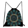 Vue détaillée d'un sac à dos à cordon tendance doté d'un motif de mandala bleu et doré. - Style Floral 11 (sk3091)
