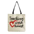 Stoffbeutel Detail mit Lehrer Thema Druck und klarer Leinen Textur Stoff Material Optik. - Teaching Is A Work Of Heart Schwarzer Text Stil (hm5451)