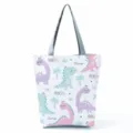 Vista dettagliata della borsa tote in tela con stampa dinosauro carino, manici grigi e grande capienza. - Dinosauro Principessa Rosa Viola (hl0344)