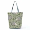 Borsa shopper in tela con stampa riccio, vista dettagliata del motivo animale e tessuto verde. - Riccio Verde Chiaro (hl5327)