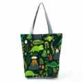 Vista dettagliata della borsa tote in tela con stampa di simpatici dinosauri. - Dinosauro e Vulcano (hl5330)