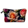 Détail de la trousse de toilette à fleurs sombres avec des roses et une fermeture éclair noire. - Style hz9711