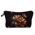 Vue détaillée d'une trousse de toilette noire avec imprimé floral sombre et fermeture. - Style hz9716