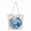 Détail de sac cabas en toile à fleurs en porcelaine bleue et blanche, poignée corde épaisse. - Floral Rond en Porcelaine Bleue et Blanche (msk0719)
