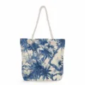 Vue rapprochée de l'imprimé botanique bleu et blanc sur toile avec détail de poignée en corde. - Floral Botanique en Porcelaine Bleue et Blanche (msk0726)