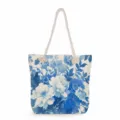Sac cabas en toile imprimé floral bleu et blanc, vue de détail élégant sac de plage. - Grand Floral en Porcelaine Bleue et Blanche (msk0727)
