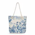 Vista detallada del bolso tote de lona floral azul y blanca con asa de cuerda fina. - Floral de Porcelana Azul y Blanca (msk0728)