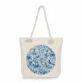 Detalle cercano del bolso de lona con estampado floral azul y asas de cuerda gruesa. - Flor y Pájaro de Porcelana Azul y Blanca (msk0730)