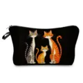 Dettaglio borsa cosmetica con stampa gatto cartone animato, pochette portaoggetti nera. - Stampa Tre Gatti Neri (hzk3351)