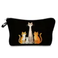 Dettaglio in primo piano di una trousse nera con stampa di simpatici gatti cartoon. - Stampa Quattro Gatti Neri (hzk3352)