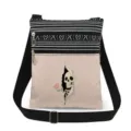 Dettaglio in primo piano della borsa a tracolla in tela con tasche con zip e stampa teschio. - Stile Strappato Teschio Floreale (xkk2441)