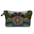 Vista detallada del neceser estampado con mandala vibrante que muestra arte digital unico. - Estilo hz12377