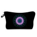 Primer plano detallado del estuche de maquillaje negro con estampado de mandala. - Estilo hz12380
