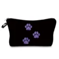 Primer plano detallado del neceser negro con bonitos estampados de huellas moradas. - Estampado de Pata Acuarela Morado Negro (hz4402)