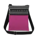 Canvas schoudertas detail met roze voorzak, dubbele rits en zwarte verstelbare band. - Z/W Geometrische Roze Stijl (xk3684)