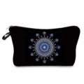 Detalle neceser de maquillaje mandala, bolso de mano ligero y estuche para lápiz labial. - Estilo hz12385