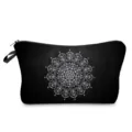 Bolsita cosmética negra con estampado de mandala blanco, vista detallada de la textura y cremallera. - Estilo hz12391