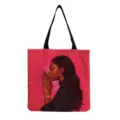 Detalle de primer plano del elegante estampado de mujer negra rezando en el bolso rojo. - Estilo de Oración Fondo Rojo (hmk3502)