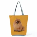 Nahaufnahme des süßen Pomeranian Hundedrucks auf der gelben Lässig-Stofftasche Detail. - Gelber Hintergrund Pomeranian Druck (hl7363) / Gelb